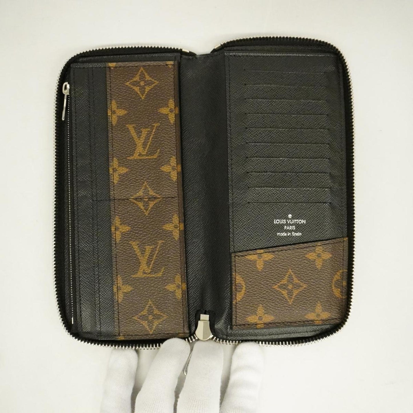 Louis Vuitton Zippy Canvas Wallet ()