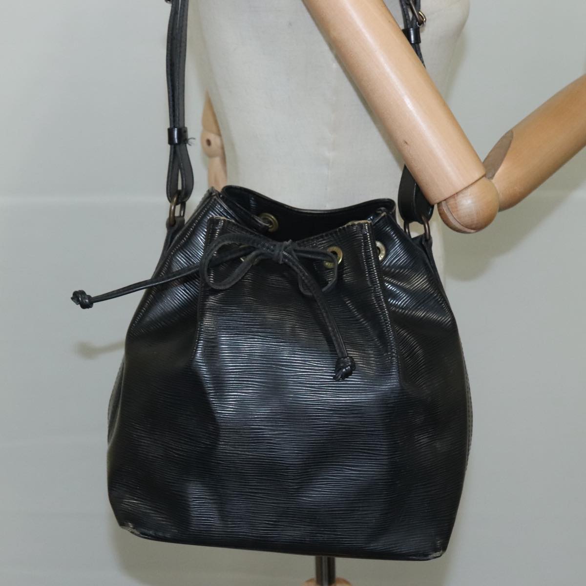 LOUIS VUITTON Epi Petit Noe Shoulder Bag Black M44102 LV 107067