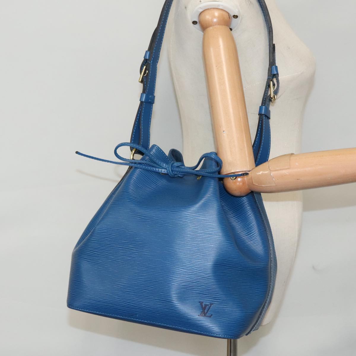 LOUIS VUITTON Epi Petit Noe Shoulder Bag Blue M44105 LV 109483
