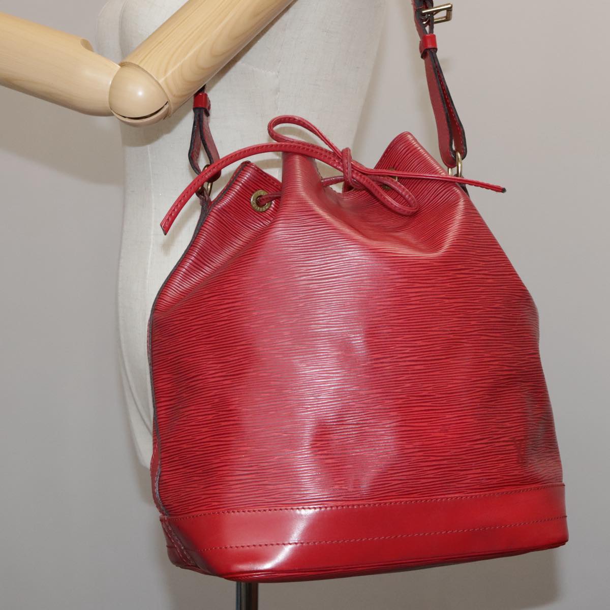 LOUIS VUITTON Epi Noe Shoulder Bag Red M44007 LV 111052