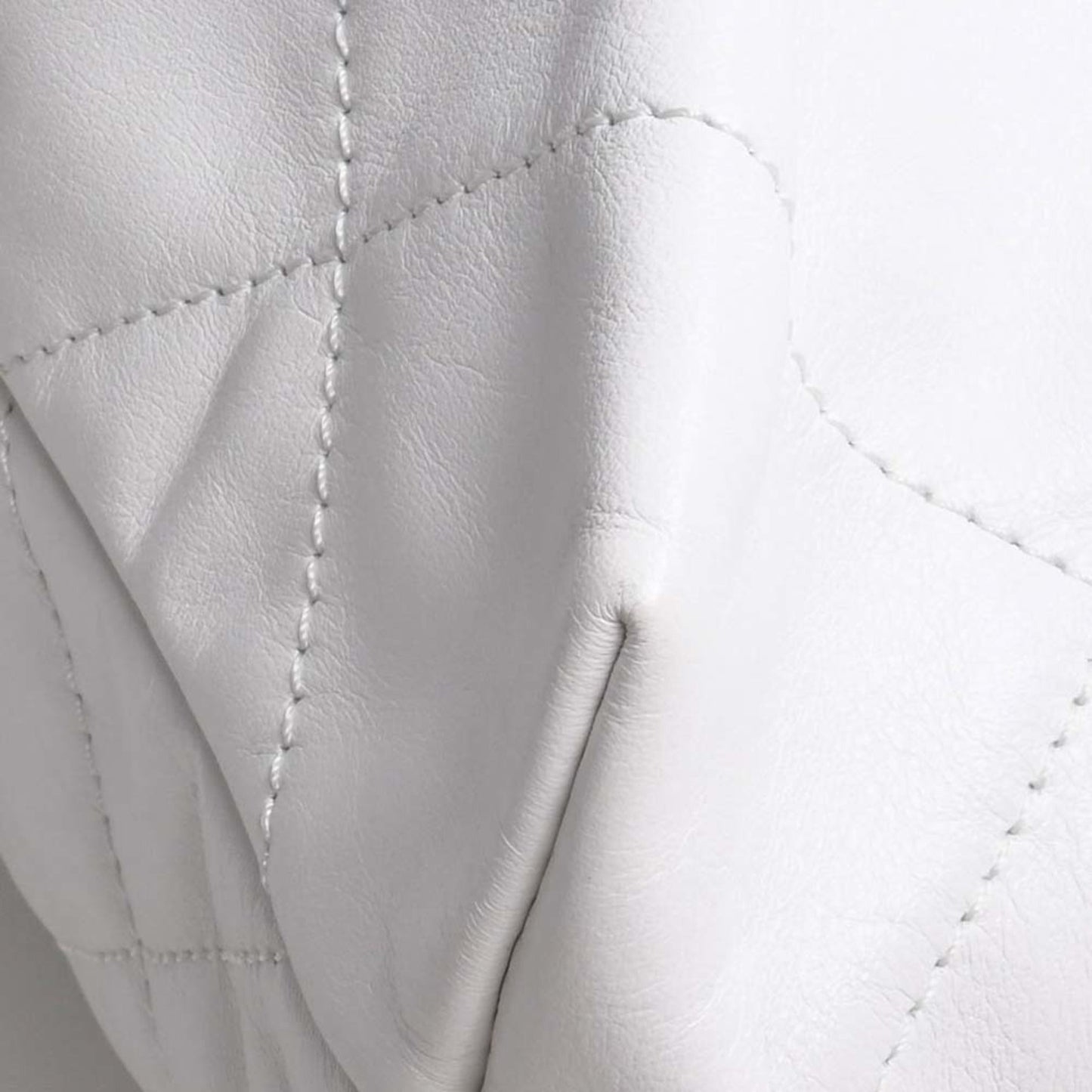 Luxury Chanel Leather Quilted 22 Chain Shoulder Bag White Ladies