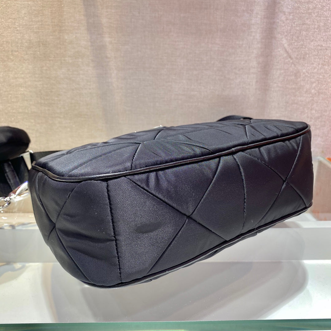 Luxury PradaHOBO BAG 24 IN BLACK TRIANGULAR QUILTED PATTERN RE-NYLON