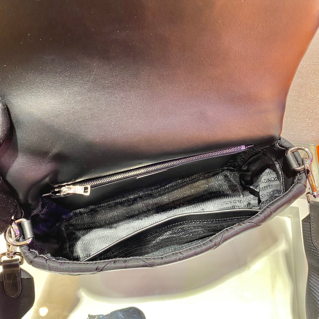 Luxury PradaLARGE FLAP BAG 28 IN BLACK TRIANGULAR QUILTED PATTERN RE-NYLON
