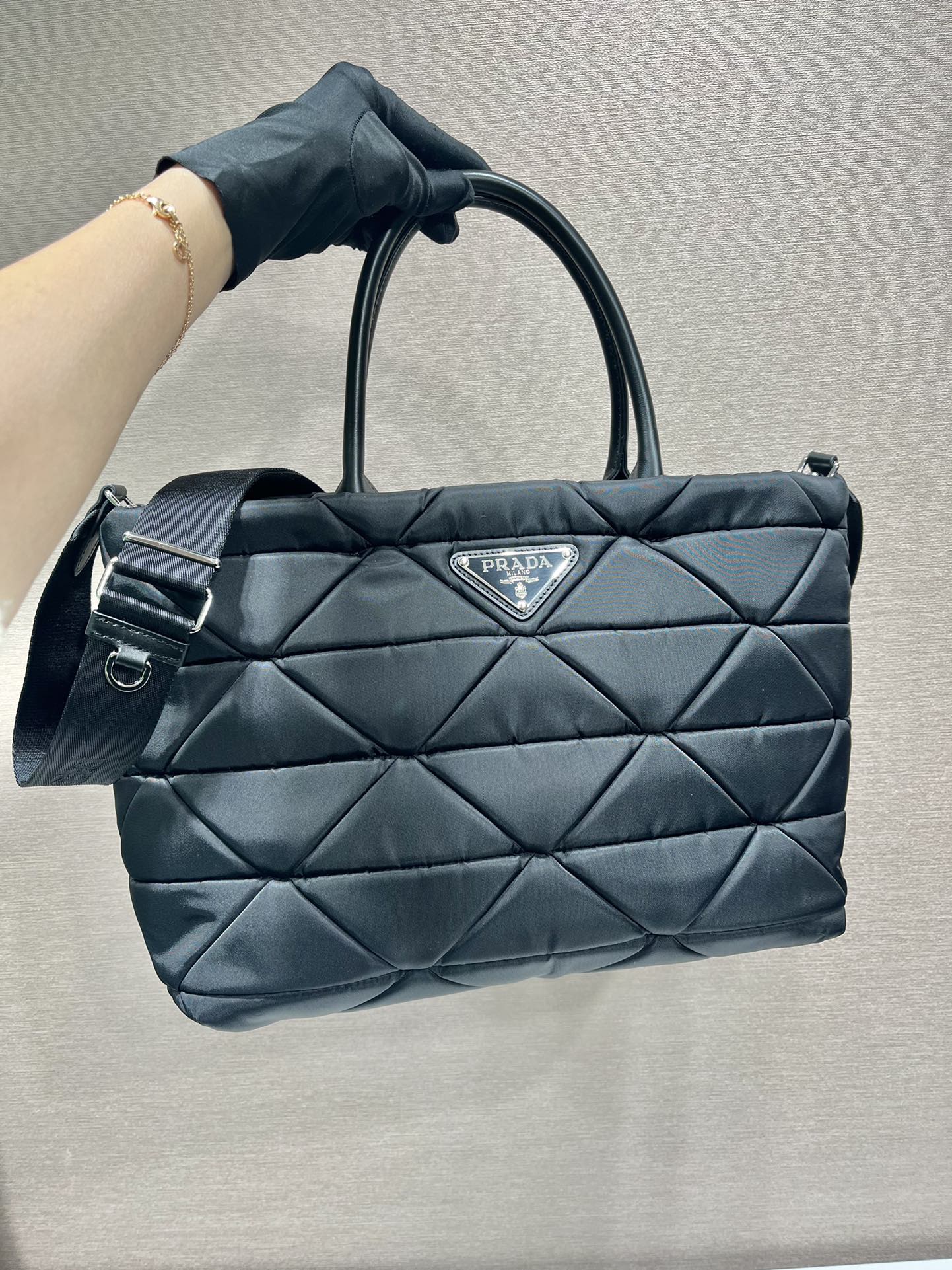 Luxury PradaTRIANGLE PATTERN TOTE BAG 33 IN BLACK QUILTED RE-NYLON