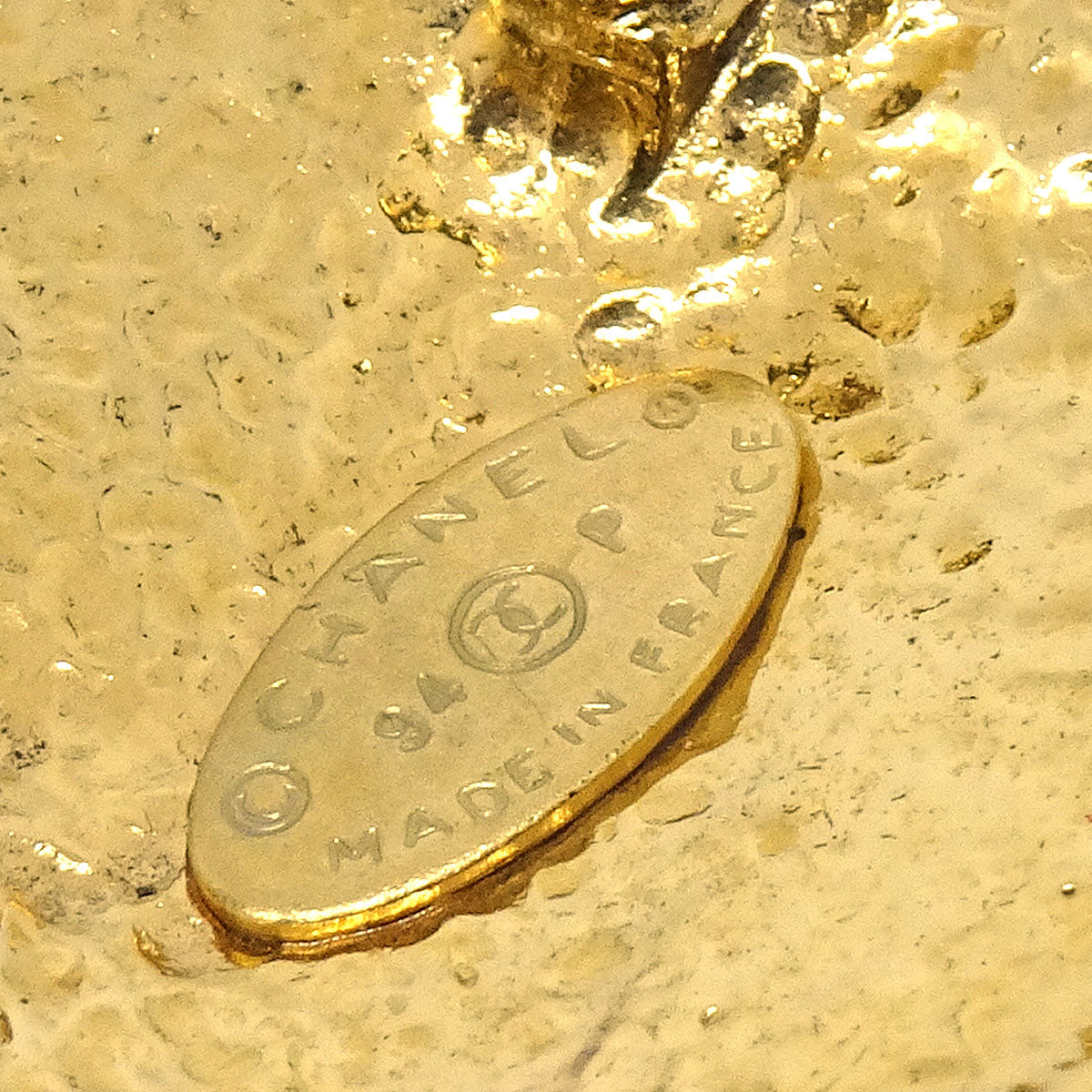 Luxury Chanel 1994 Brooch Gold