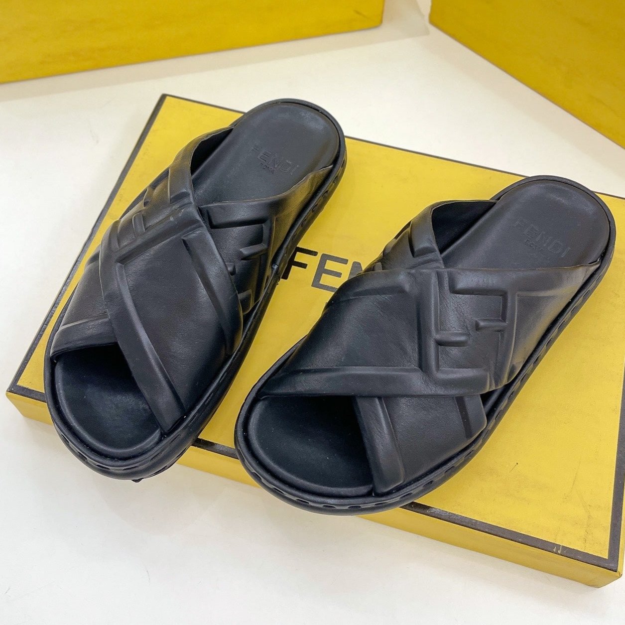 Luxury FendiLuxury FendiCROSSOVER SLIPPER IN BLACK CALFSKIN