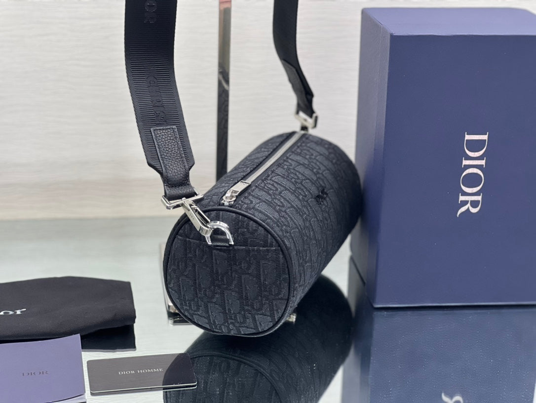 Luxury DiorROUND BUCKET 21 BAG IN BLACK OBLIQUE JACQUARD