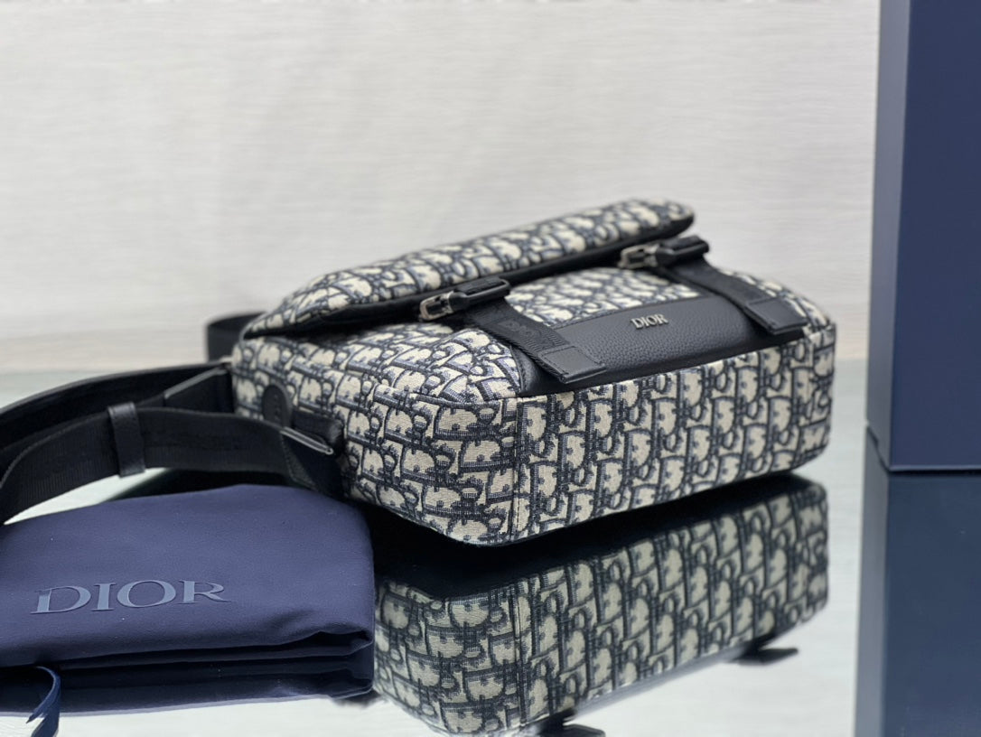 Luxury DiorMEDIUM 31 BAG WITH STRAP IN BEIGE AND BLACK OBLIQUE JACQUARD AND CALFSKIN
