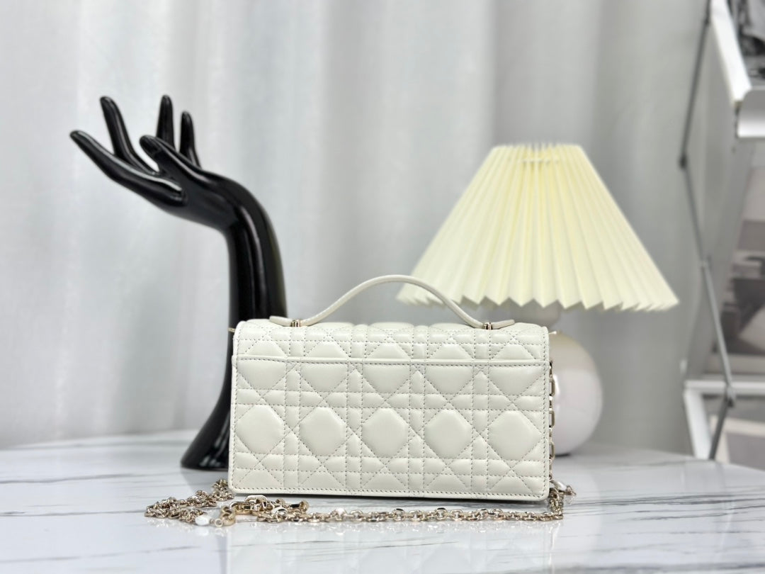 Luxury DiorLADY 21 CHAIN BAG IN WHITE LAMBSKIN