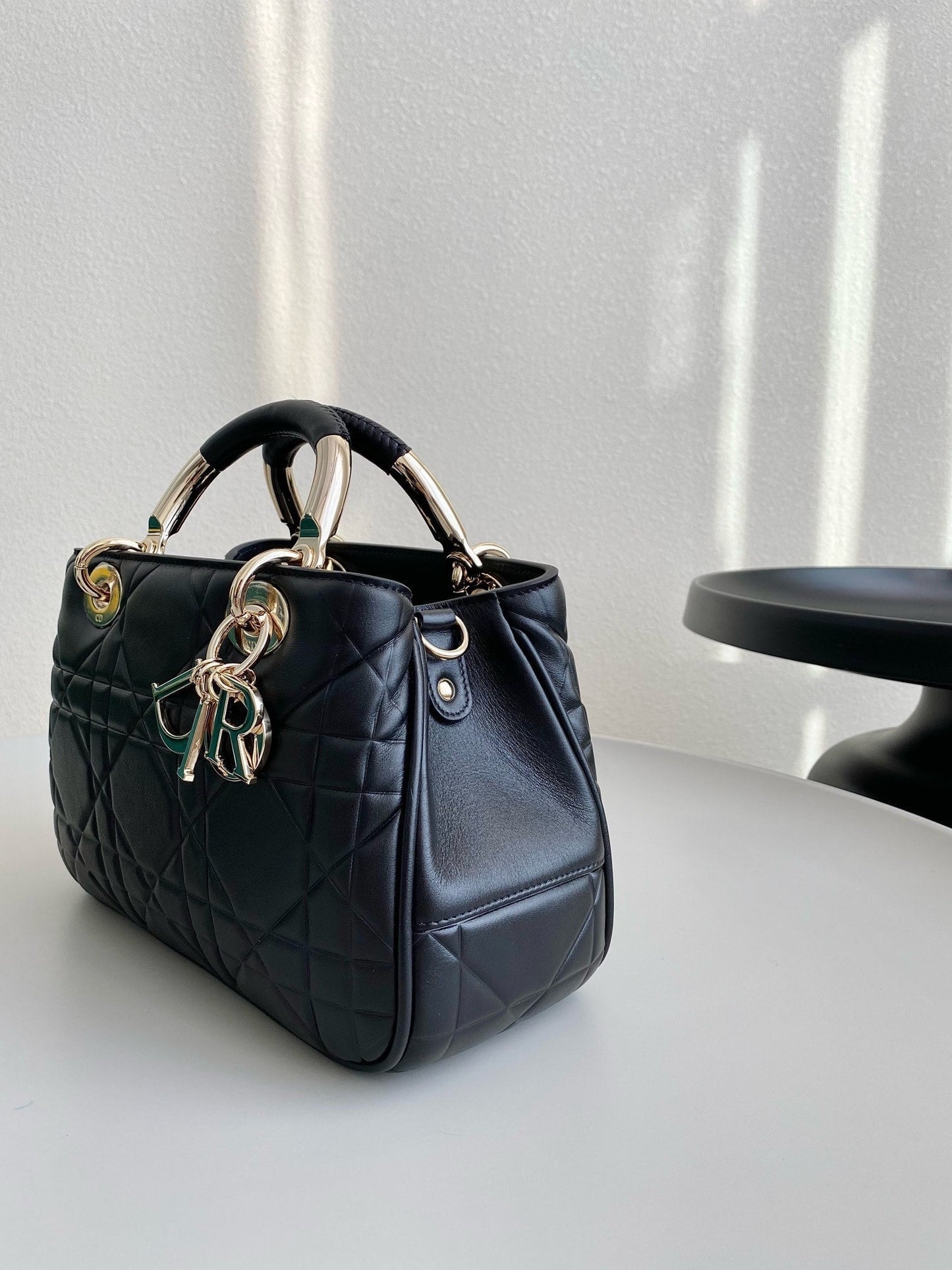 Luxury DiorLADY 25 HANDBAG IN BLACK CALFSKIN
