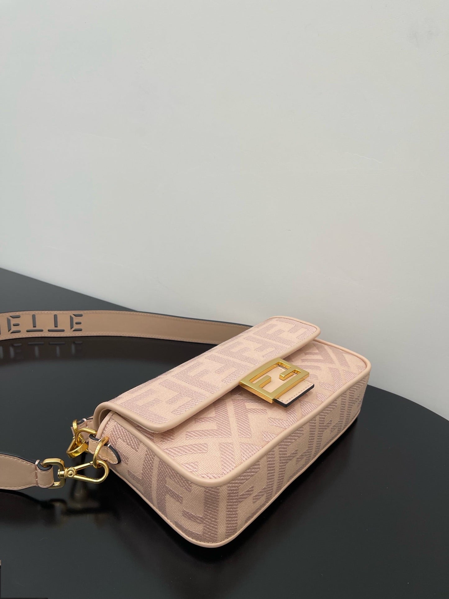 Luxury FendiLuxury Fendi26 BAGUETTE LIGHT PINK NAPPA LEATHER BAG WITH GOLD HARDWARE
