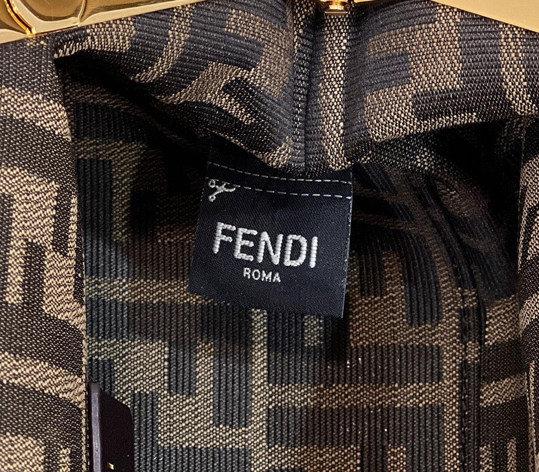 Luxury FendiLuxury FendiFIRST MEDIUM 26 BAG IN CHOCOLATE BROWN CALFSKIN WITH GOLD HARDWARE