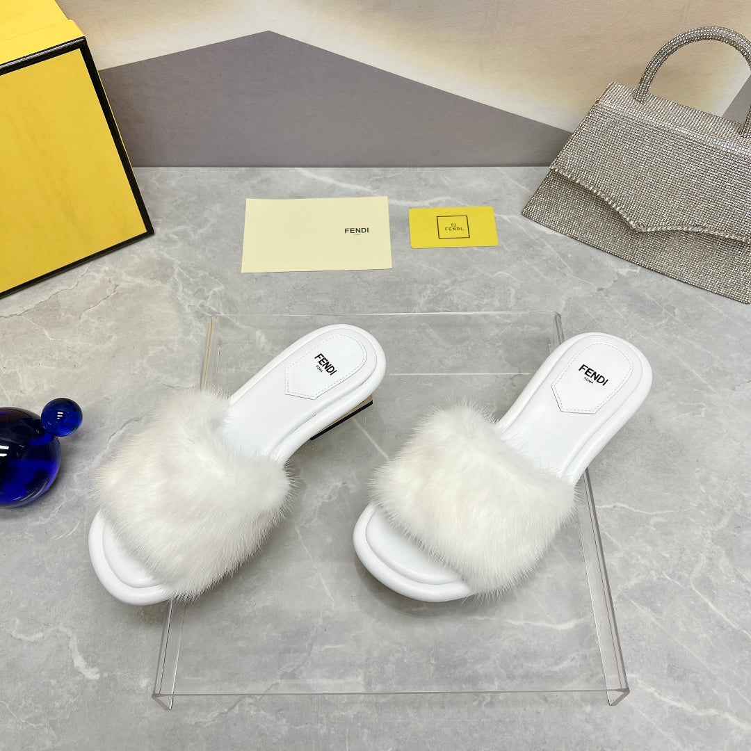 Luxury FendiLuxury FendiBAGUETTE MINK MEDIUM-HEELED 45MM IN WHITE FUR AND LAMBSKIN
