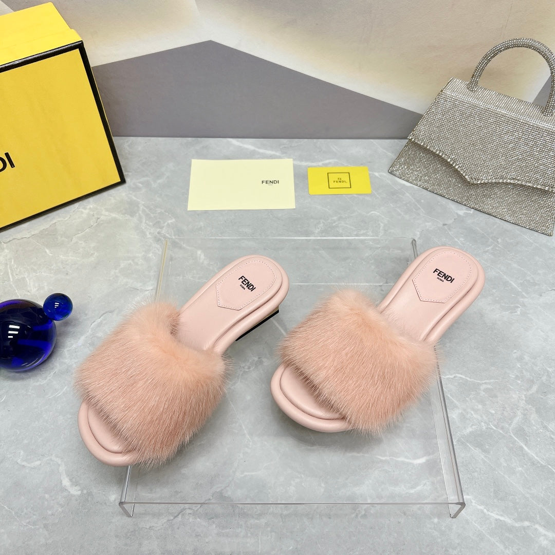 Luxury FendiLuxury FendiBAGUETTE MINK MEDIUM-HEELED 45MM IN NUDE BEIGE FUR AND LAMBSKIN