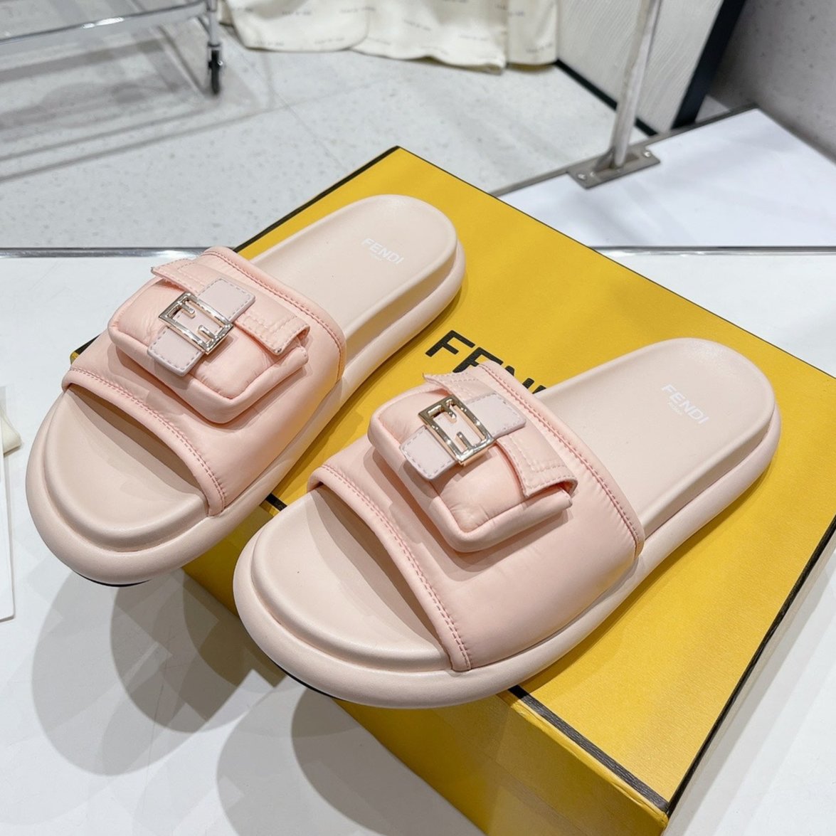 Luxury FendiLuxury FendiBAGUETTE SLIPPERS IN PASTEL PINK LAMBSKIN WITH GOLD HARDWARE