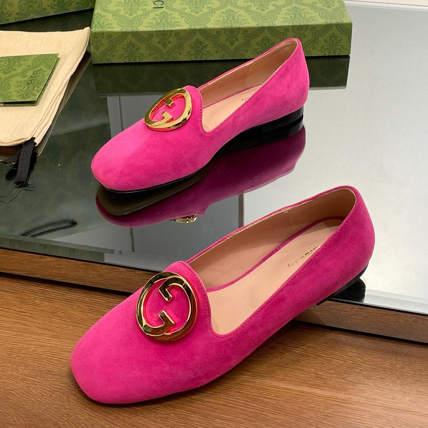 Luxury Gucci BLONDIE LOGO-PLAQUE LOAFERS IN FUSCIA PINK SUEDE