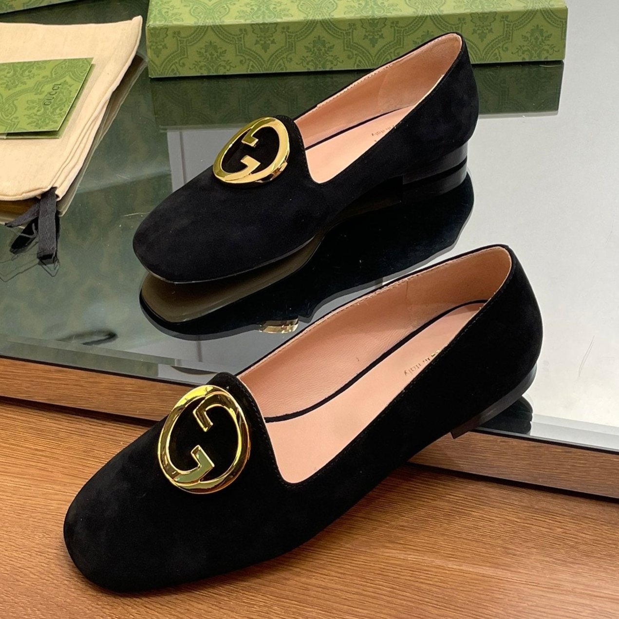 Luxury Gucci BLONDIE LOGO-PLAQUE LOAFERS IN BLACK SUEDE