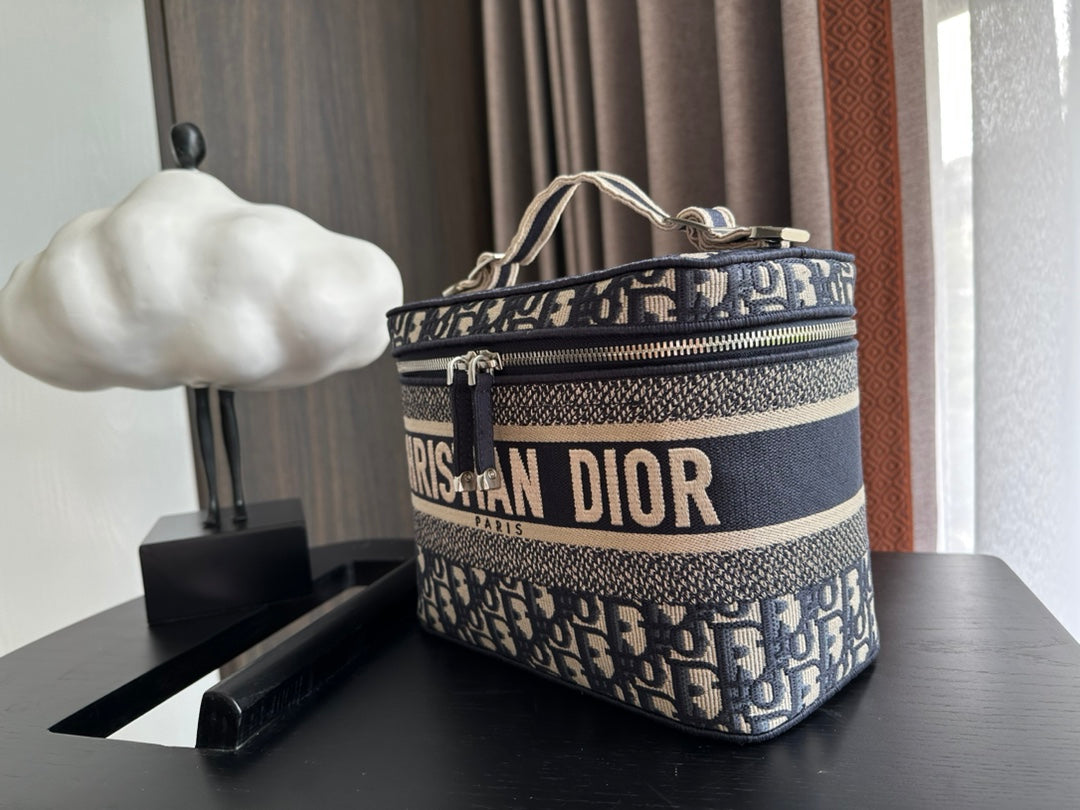 Luxury Dior DIORtravel vanity 25 black beige oblique embroidery