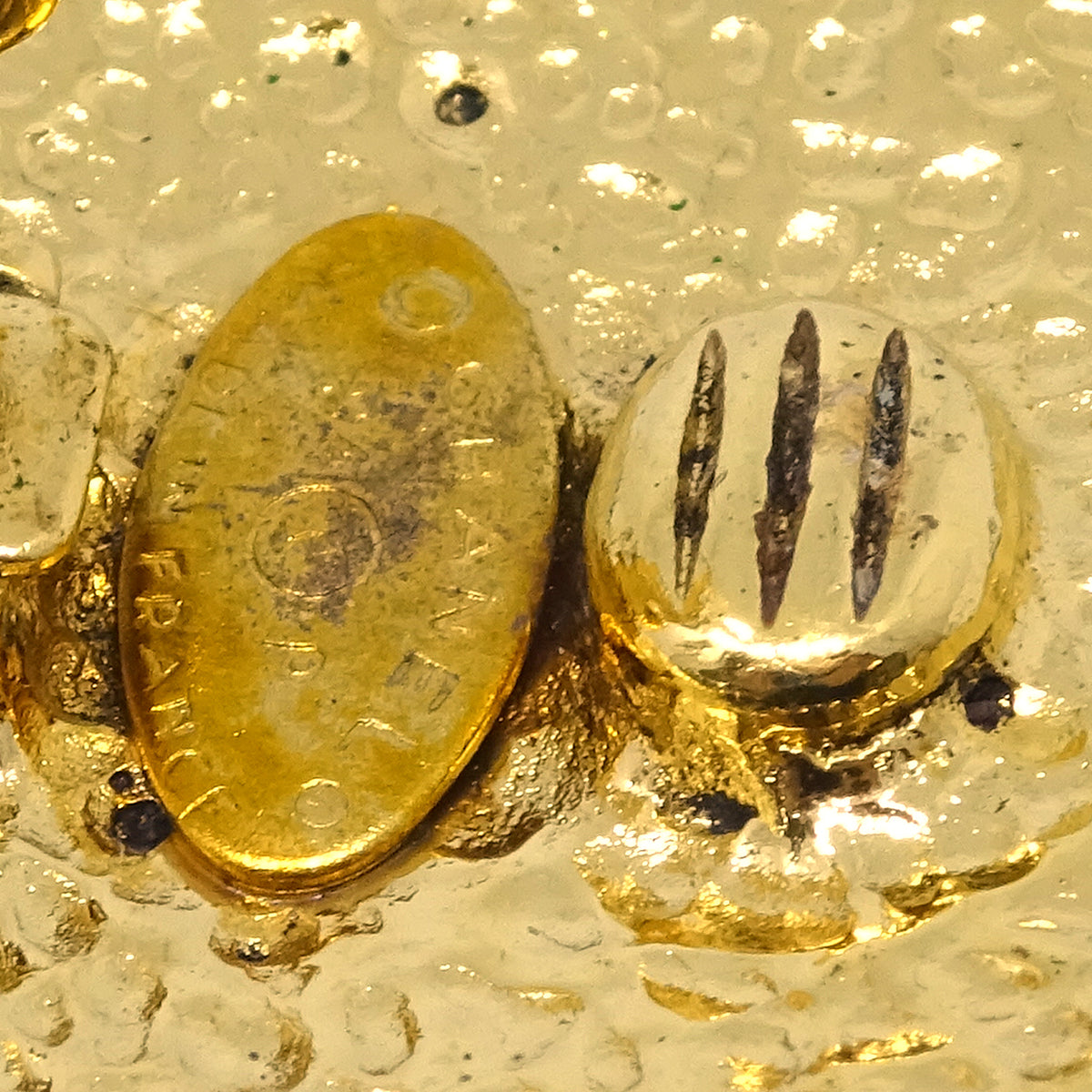 Luxury Chanel Button Earrings Clip-On Gold 94P