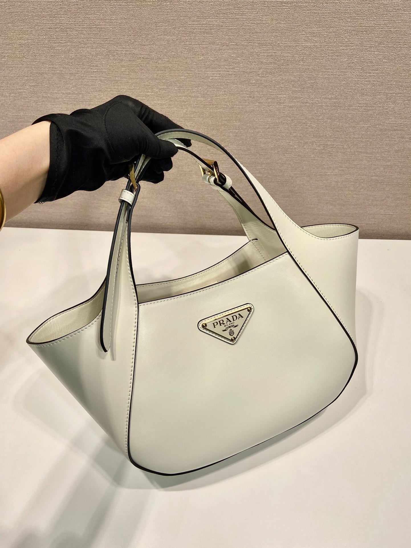 Luxury PradaTOTE BAG 28 IN WHITE SHEEPSKIN GOLD LOGO