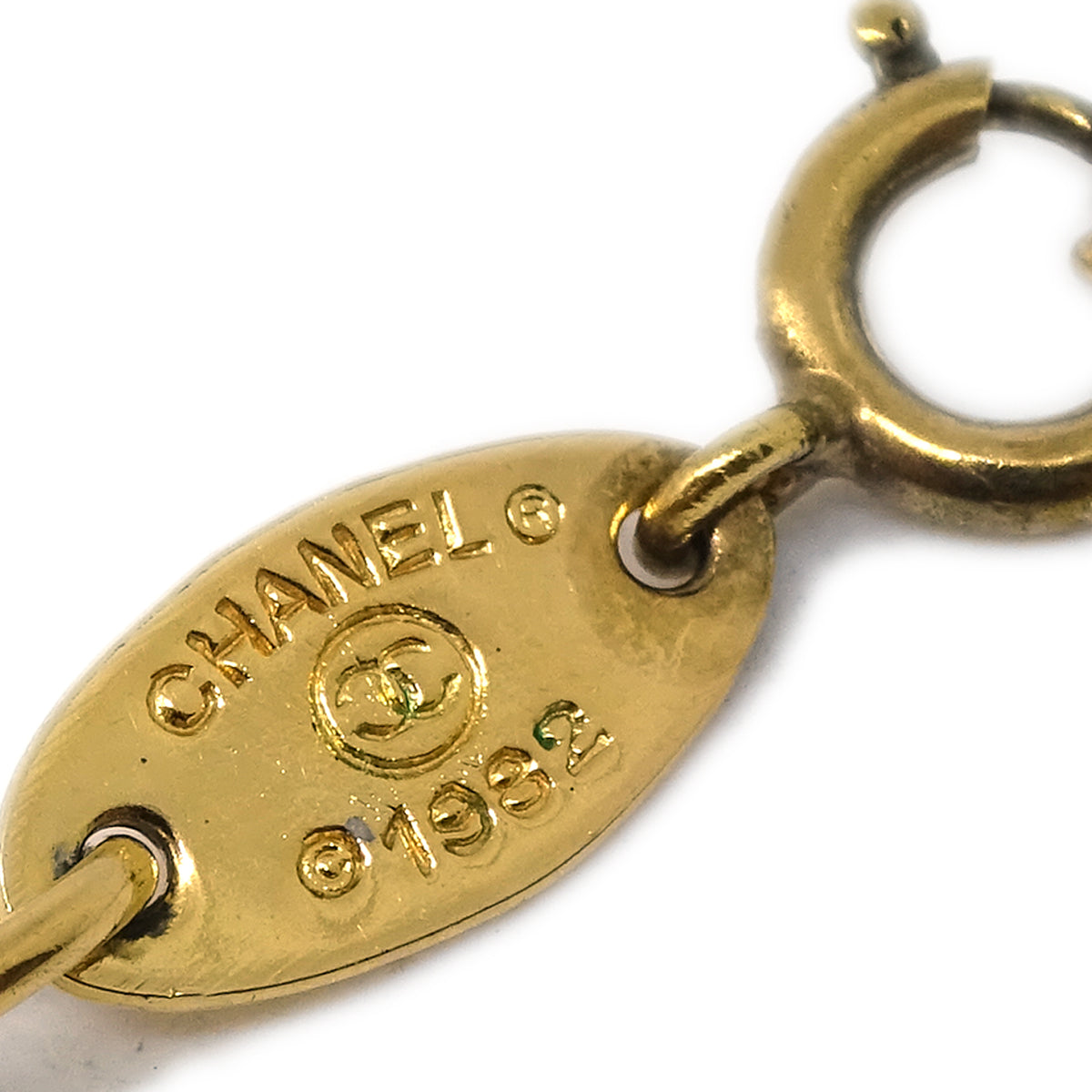 Luxury Chanel Medallion Pendant Necklace Gold 1982