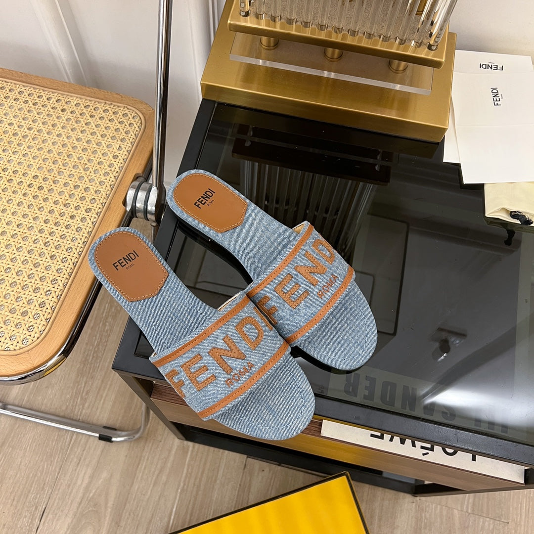 Luxury FendiLuxury FendiBAGUETTE SIGNATURE SLIDE IN LIGHT BLUE DENIM AND BROWN CALFSKIN