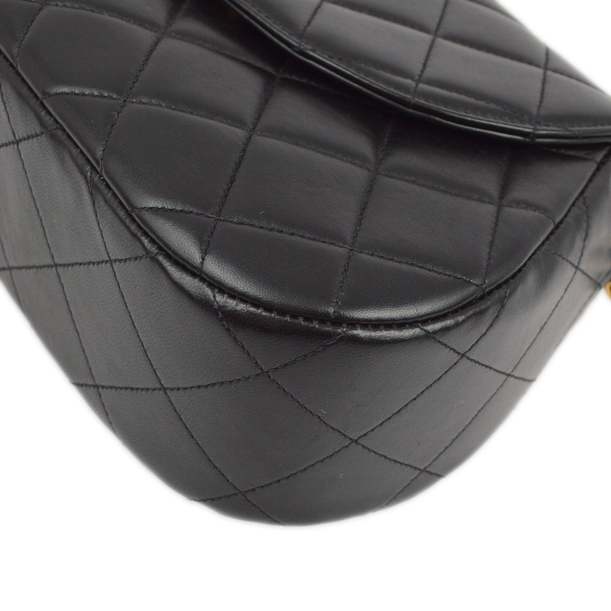 Luxury Chanel 1996-1997 Black Lambskin Chain Handbag