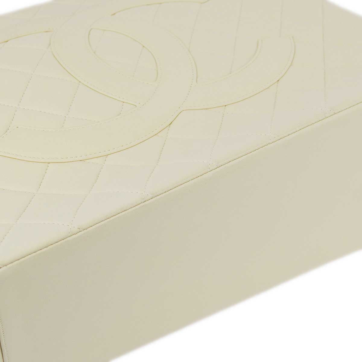 Luxury Chanel 1996-1997 Ivory Lambskin Chain Tote Handbag