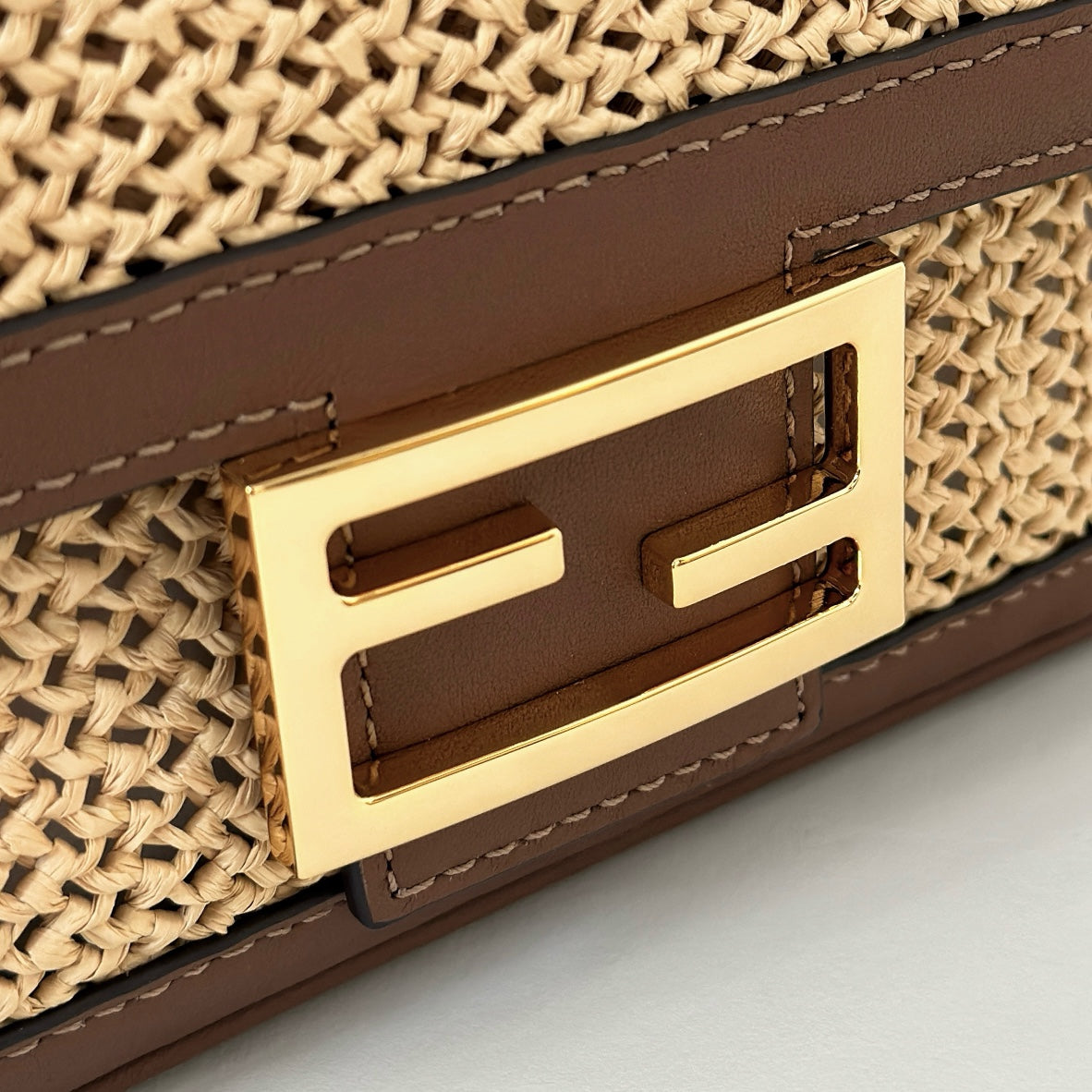 Luxury FendiLuxury FendiBAGUETTE 27 BAG IN BEIGE RAFFIA AND BROWN CALFSKIN WITH GOLD HARDWARE