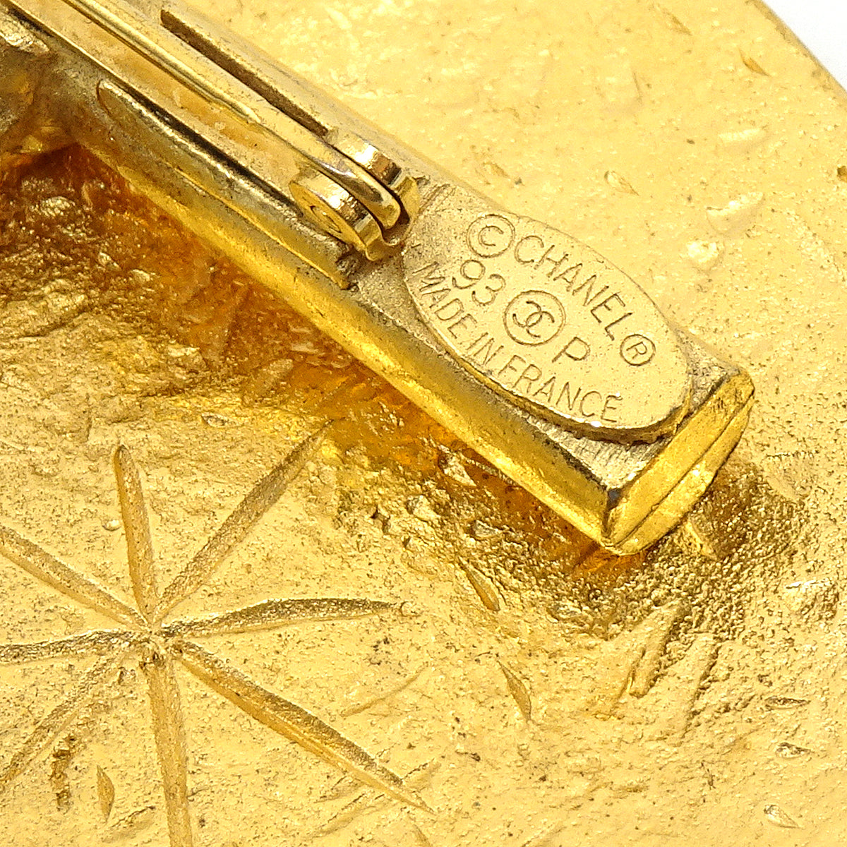 Luxury Chanel 1993 Arrow Heart Brooch Pin Gold