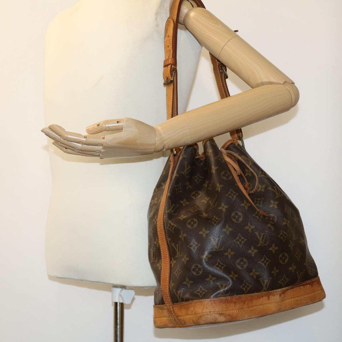 LOUIS VUITTON Monogram Noe Shoulder Bag M42224 LV 30870