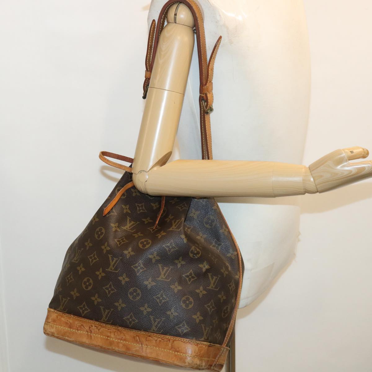 LOUIS VUITTON Monogram Noe Shoulder Bag M42224 LV 35825