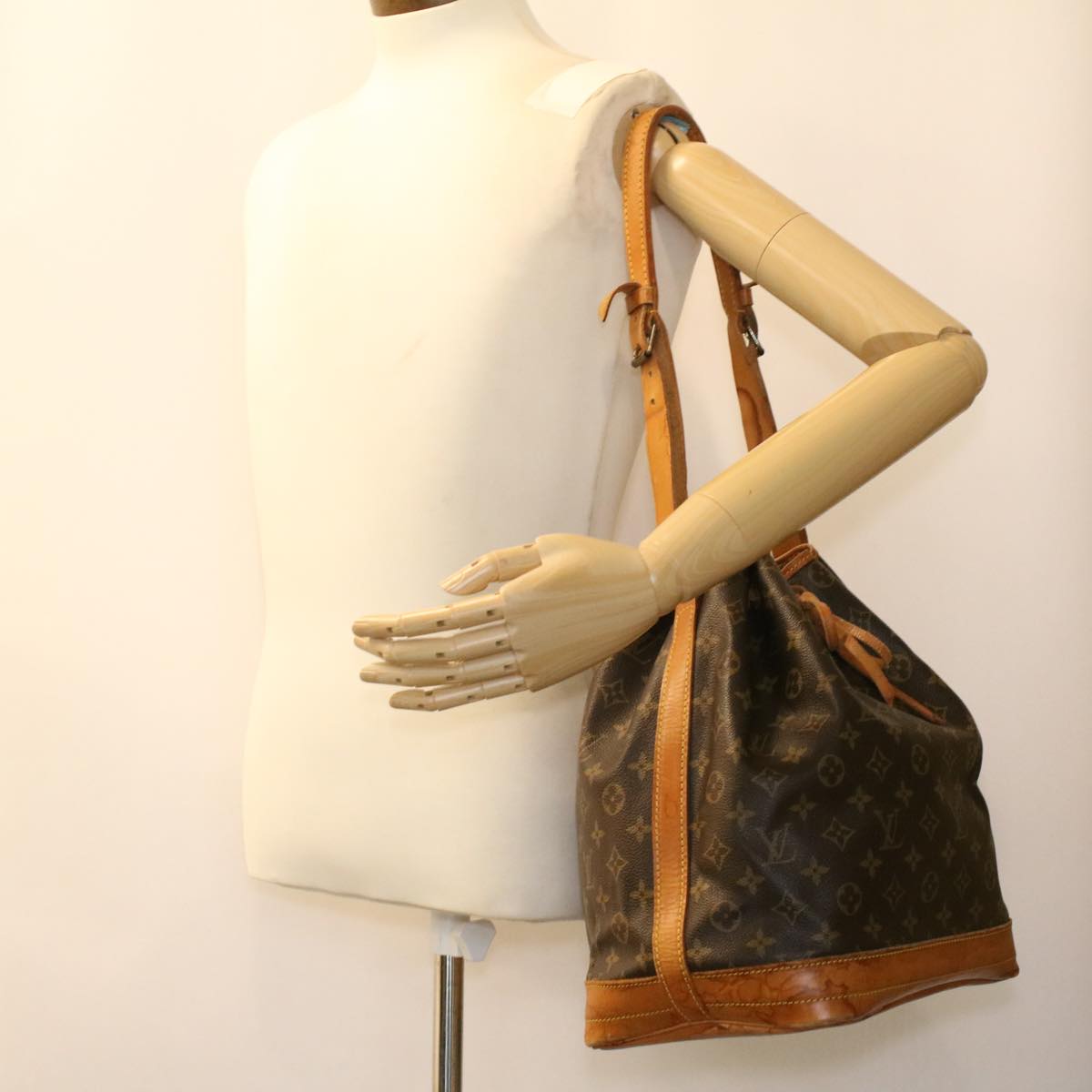 LOUIS VUITTON Monogram Noe Shoulder Bag M42224 LV 36600