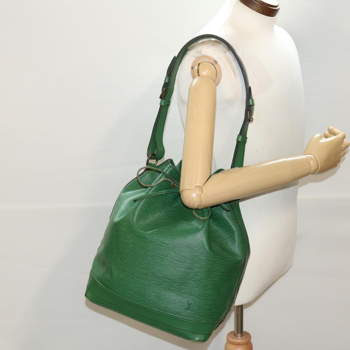 LOUIS VUITTON Epi Noe Shoulder Bag Green M44004 LV 45111