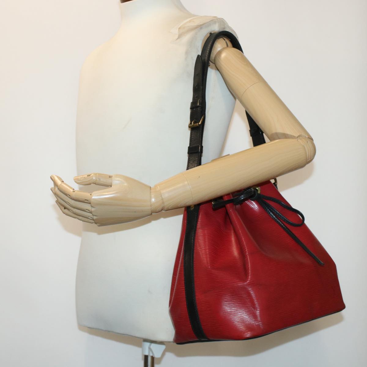 LOUIS VUITTON Epi Petit Noe Shoulder Bag Bicolor Black Red M44172 LV 45384