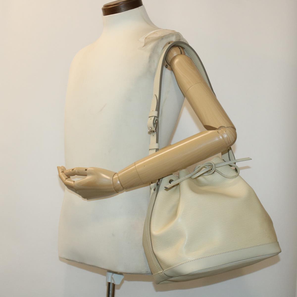LOUIS VUITTON Epi Noe Shoulder Bag White M4084J LV 45589