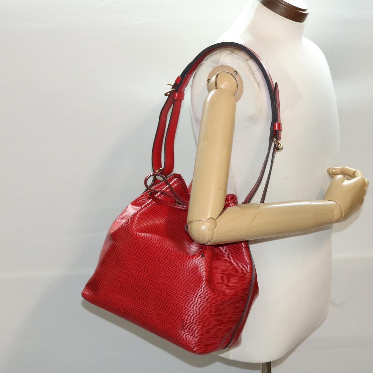 LOUIS VUITTON Epi Petit Noe Shoulder Bag Red M44107 LV 46271