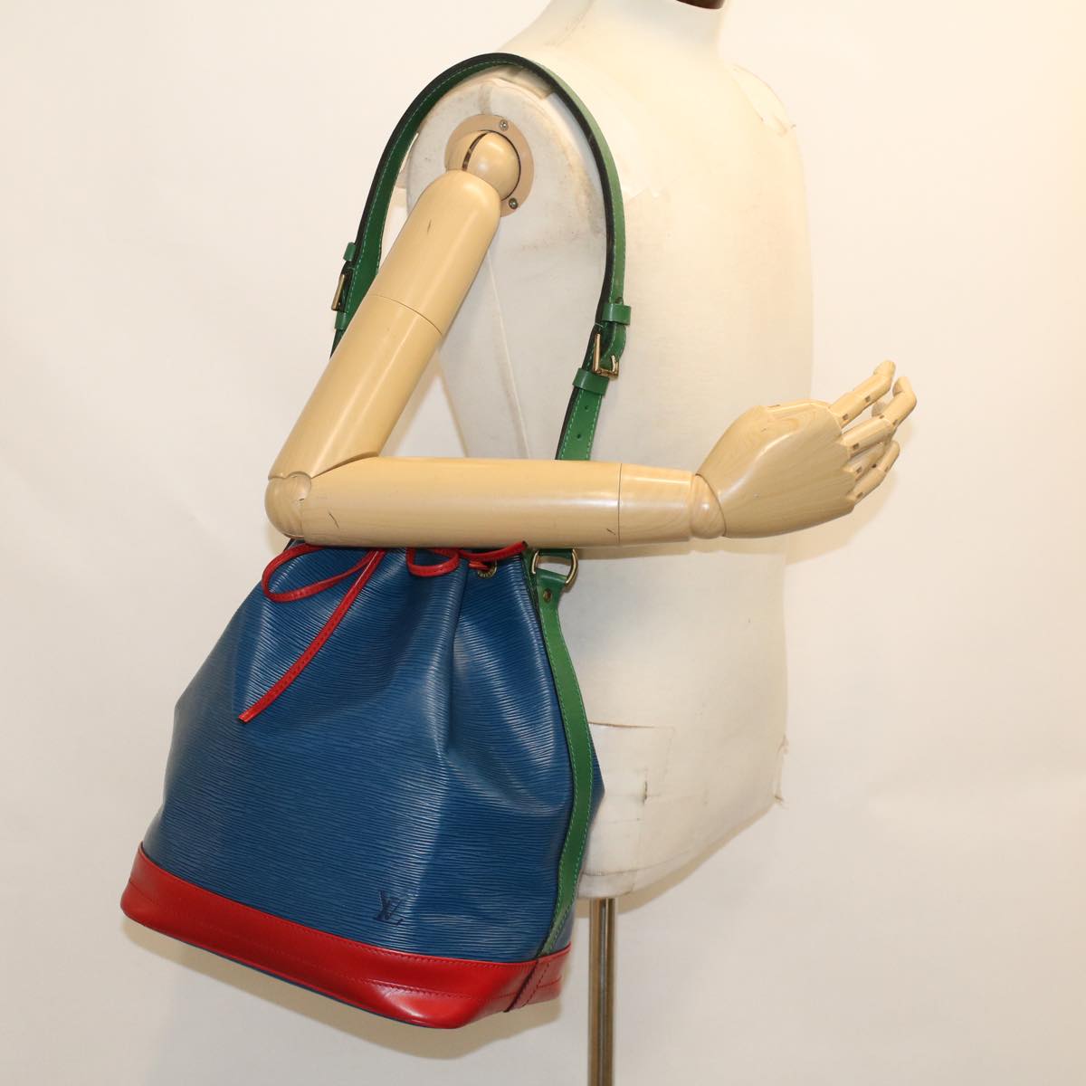 LOUIS VUITTON Epi Tricolor Noe Shoulder Bag Green Blue Red M44084 LV 46441