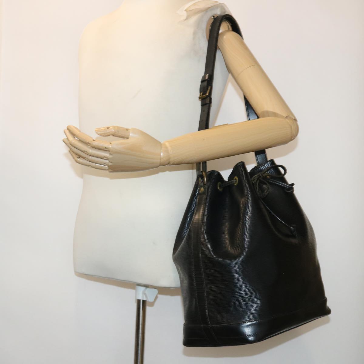 LOUIS VUITTON Epi Noe Shoulder Bag Black M44002 LV 46772