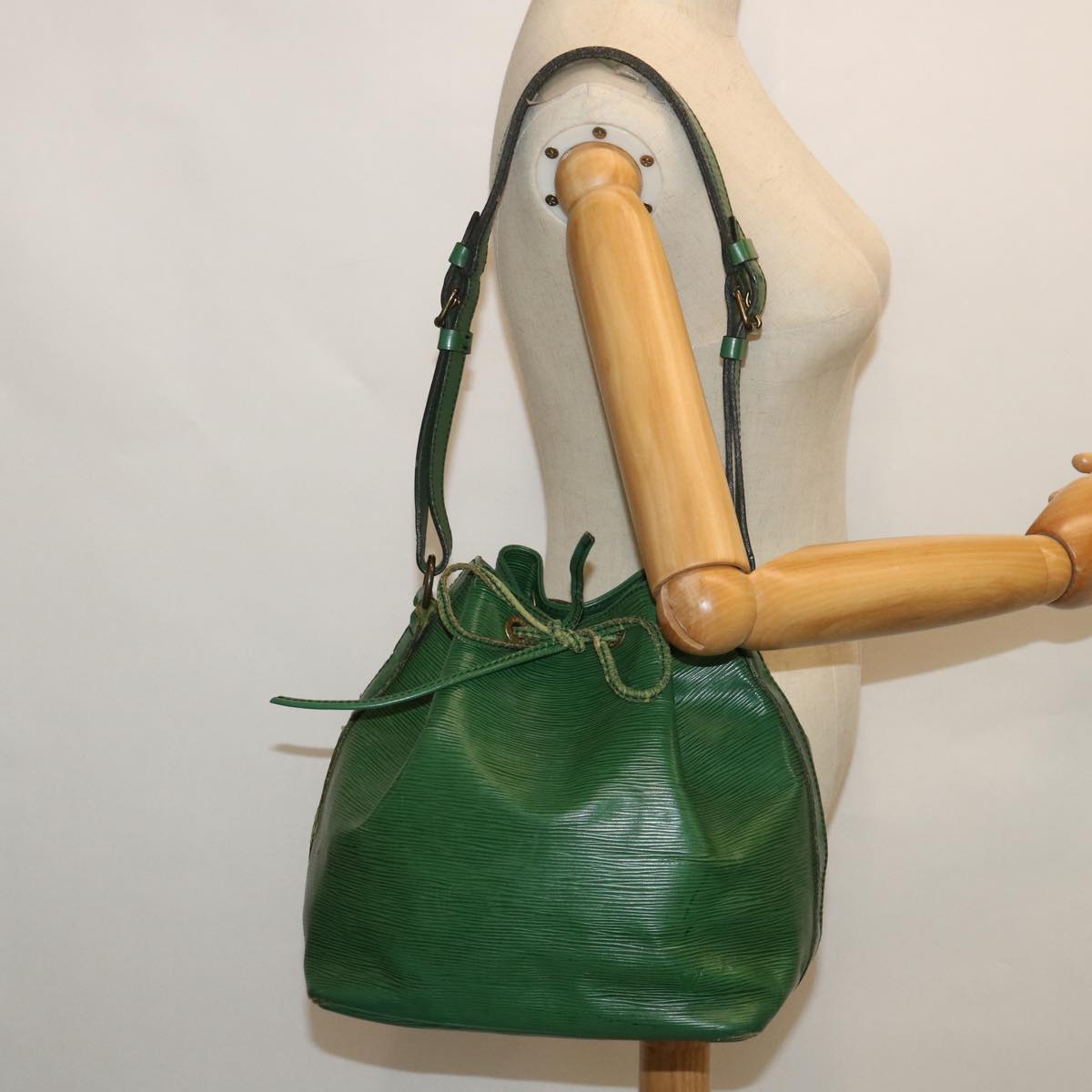 LOUIS VUITTON Epi Petit Noe Shoulder Bag Vintage Green M44104 LV 54871
