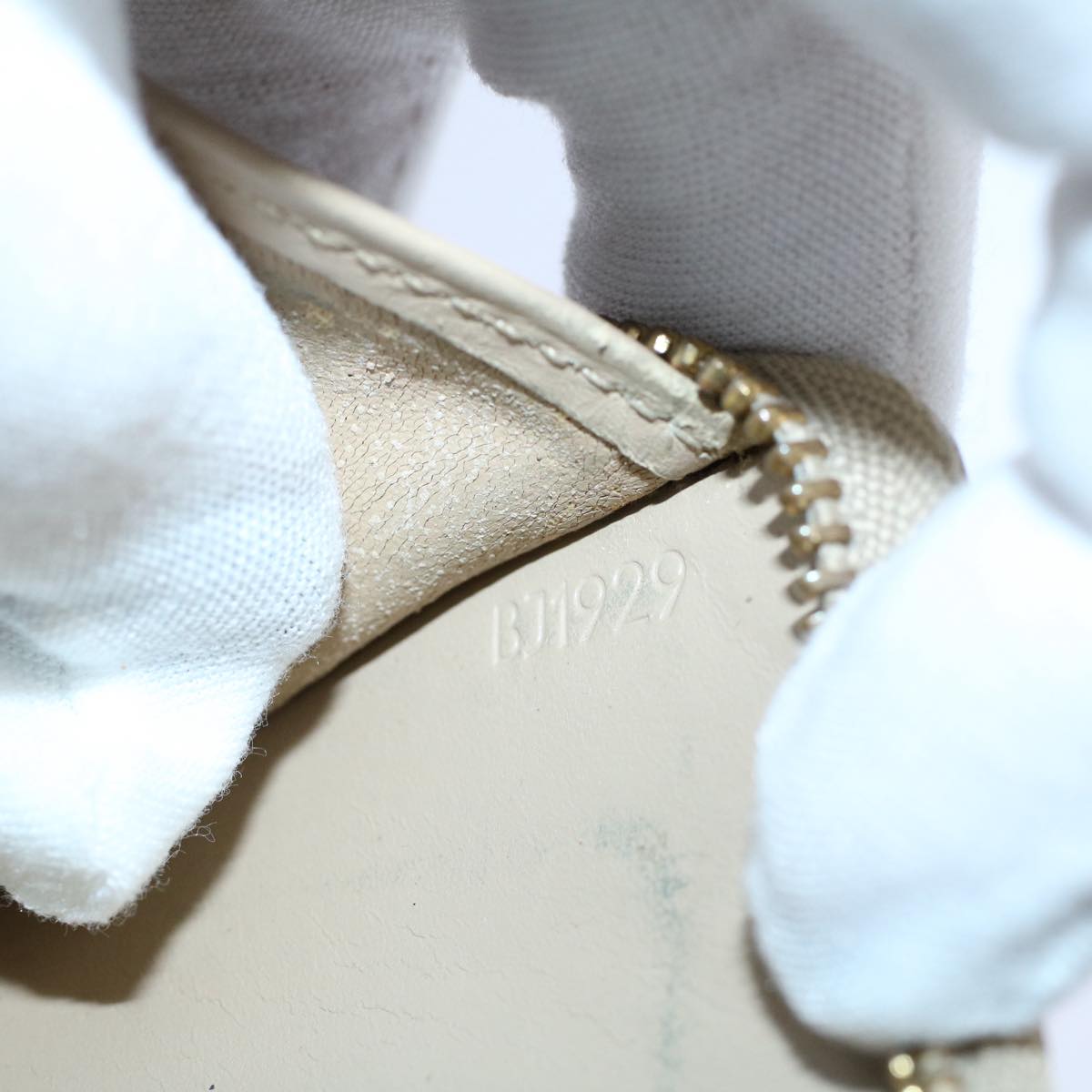 LOUIS VUITTON Monogram Vernis Bloom Compact Wallet Beige M91015 LV 55611