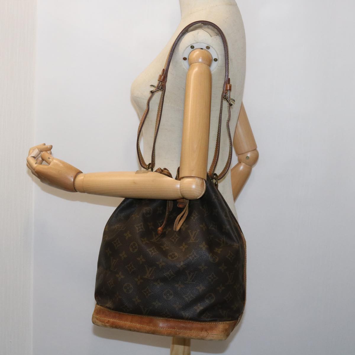 LOUIS VUITTON Monogram Noe Shoulder Bag M42224 LV 56021