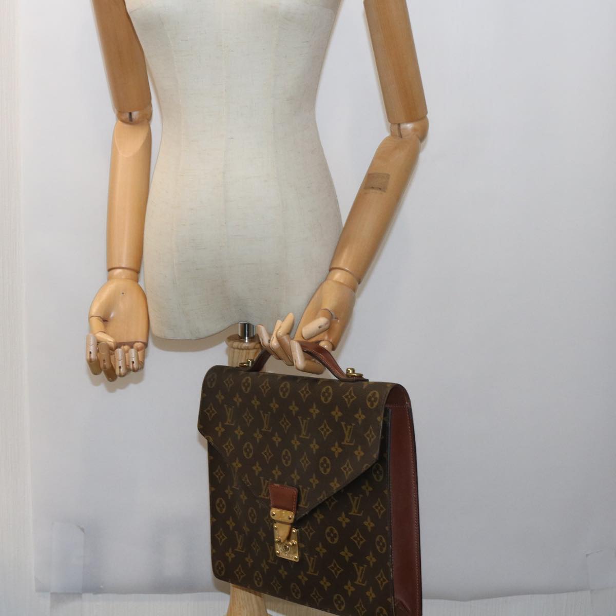 LOUIS VUITTON Monogram Porte Documents Bandouliere Bag M53338 LV 56521