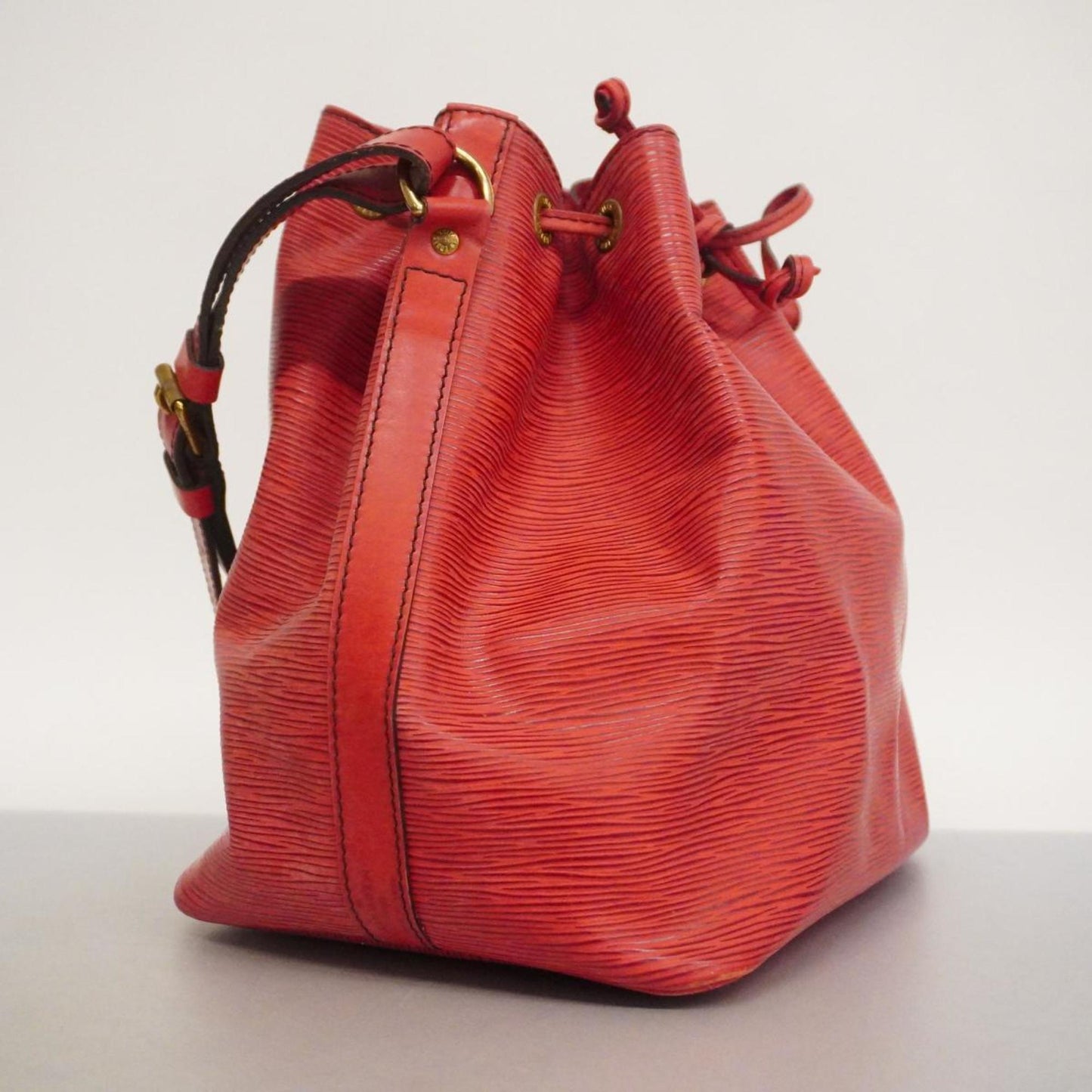 Louis Vuitton Noe Leather Shopper Bag ()