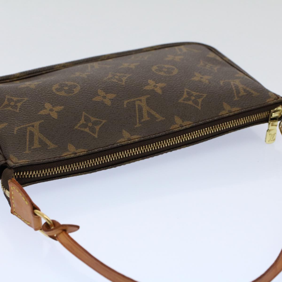 Louis Vuitton Pochette Accessoires Leather Clutch Bag ()