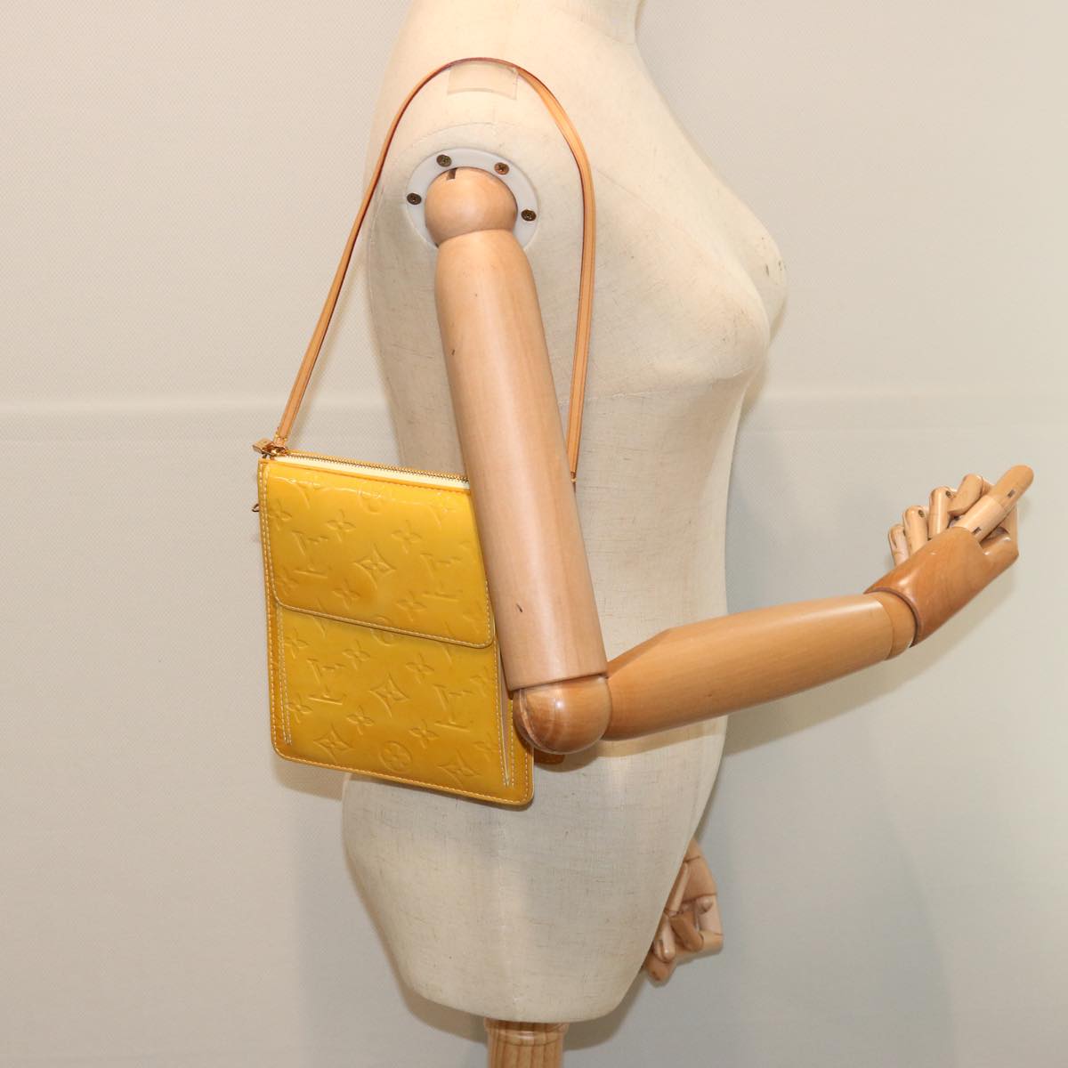 LOUIS VUITTON Monogram Vernis Motto Pouch Lime Yellow M91059 LV 69859