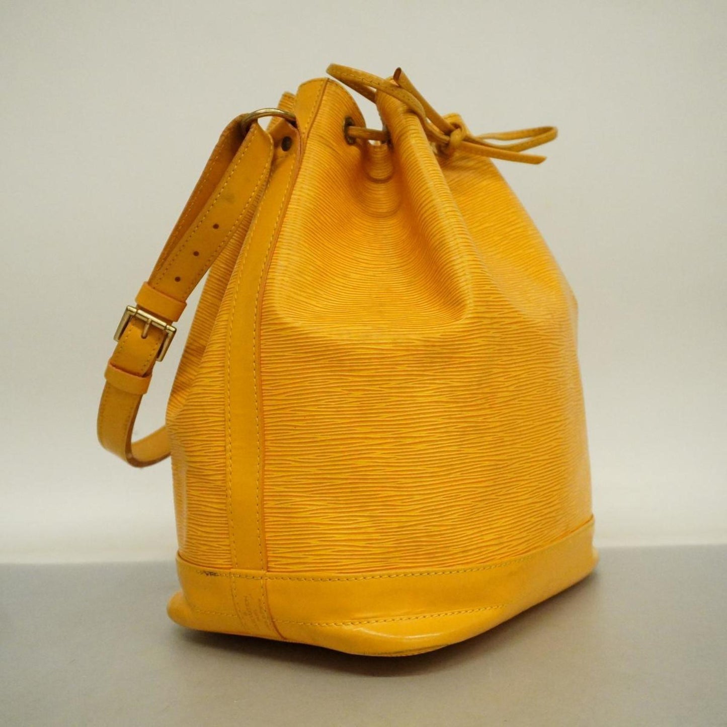 Louis Vuitton Noé Leather Shoulder Bag ()
