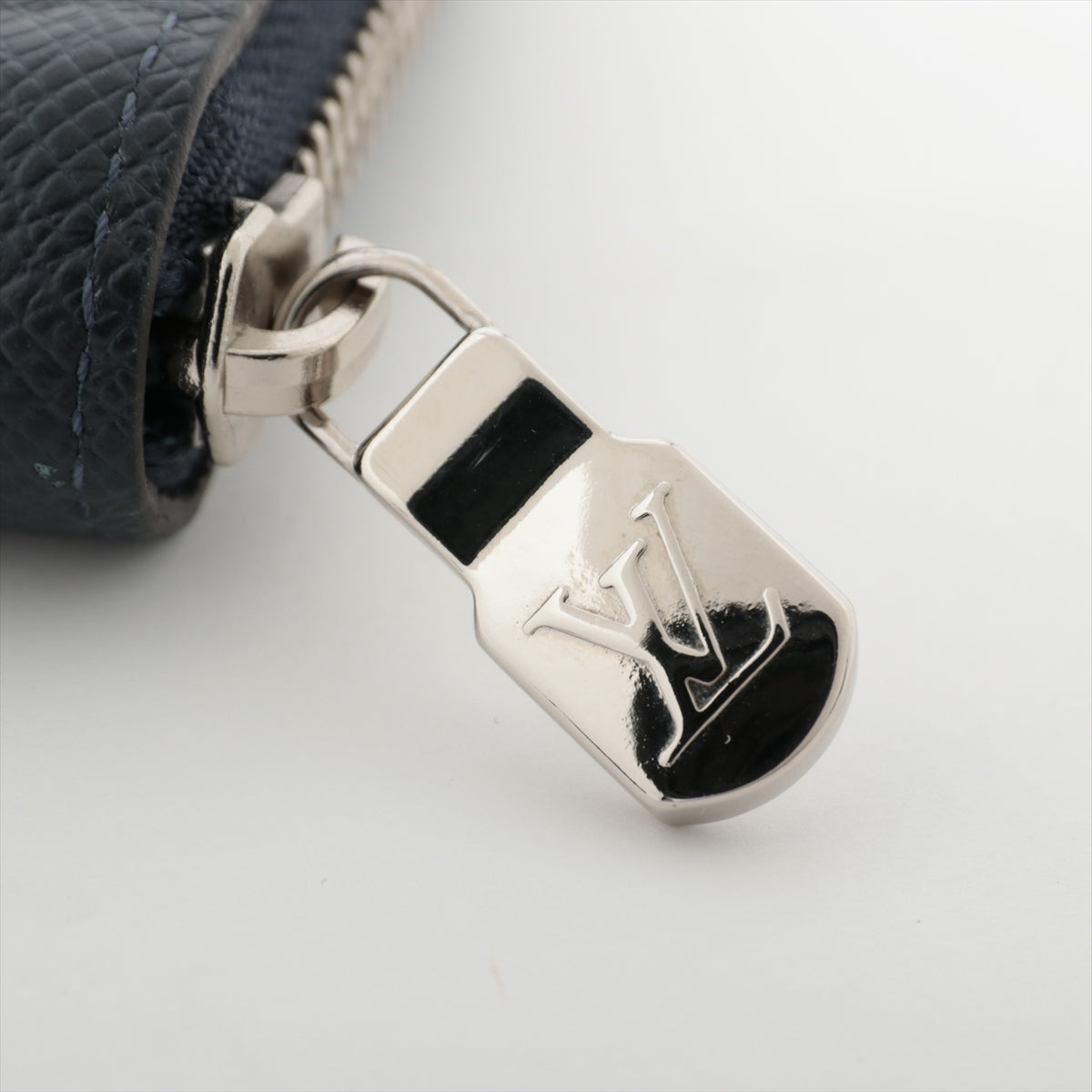 Louis Vuitton Taiga Zippy Vertical M30510 Navy Wallet