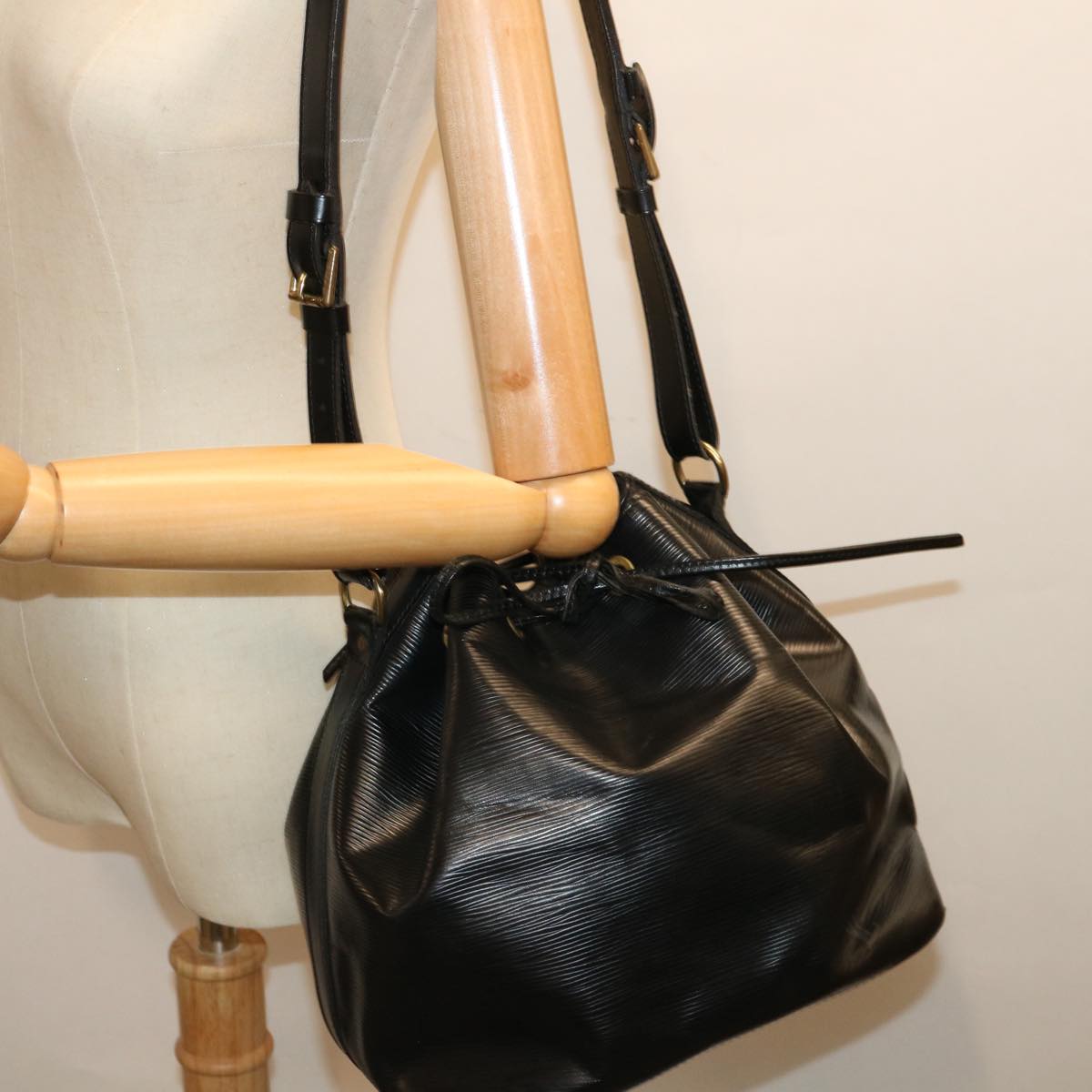 LOUIS VUITTON Epi Petit Noe Shoulder Bag Black M44102 LV 70376