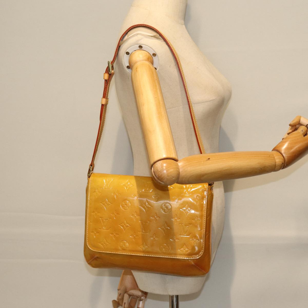 LOUIS VUITTON Monogram Vernis Thompson Street Bag Beige M91301 LV 73923
